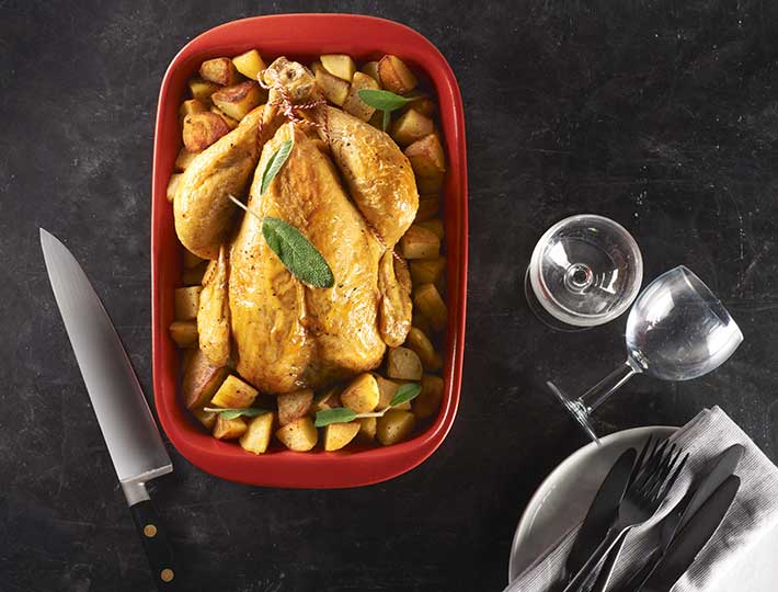 Maître CoQ vous propose une recette de poulet rôti finement et délicieusement aromatisé à la sauge, que vous pourrez accompagné de pommes de terre.