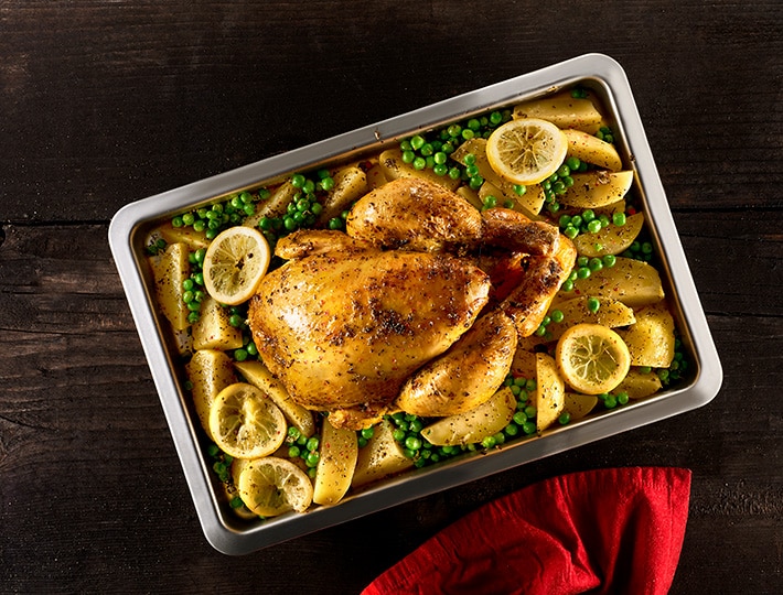 Maitre CoQ vous propose cette recette de poulet rôti au four simple à réaliser et qui épatera vos convives !